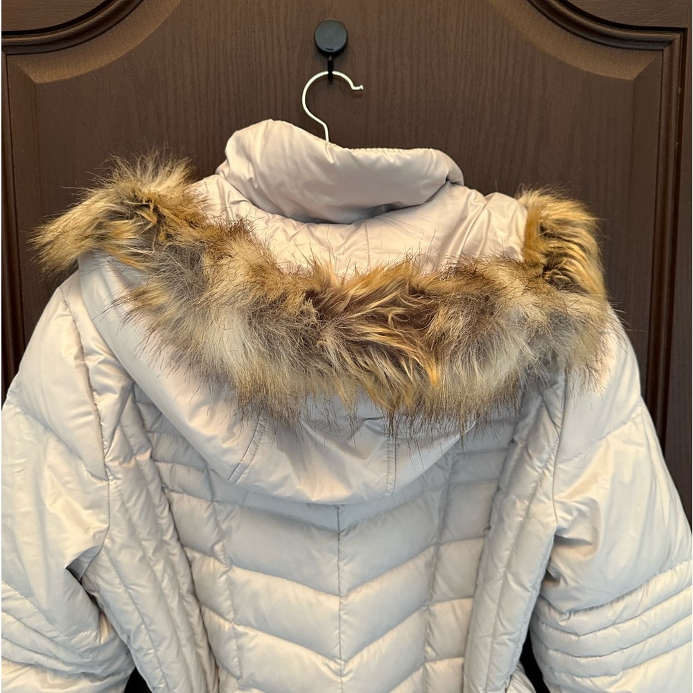 GUESS Womenβs Cream White Long Puffer Coat Size L Faux Fur Hood Detachable Belt - Picture 6 of 7